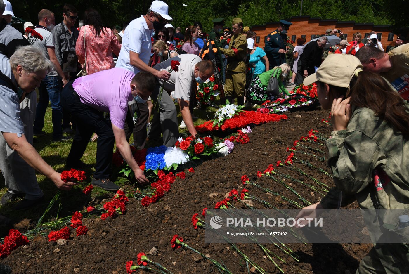 Церемония перезахоронения красноармейцев, погибших в битве в Подмосковье 