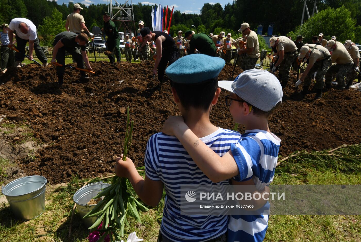 Церемония перезахоронения красноармейцев, погибших в битве в Подмосковье 