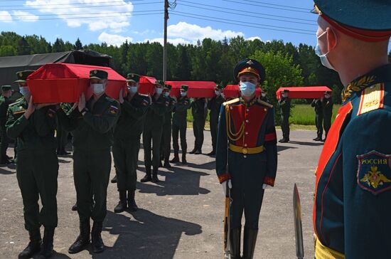 Церемония перезахоронения красноармейцев, погибших в битве в Подмосковье 