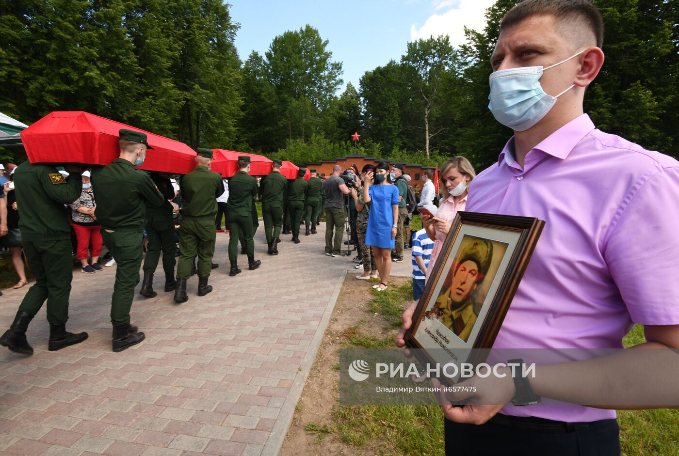 Церемония перезахоронения красноармейцев, погибших в битве в Подмосковье 