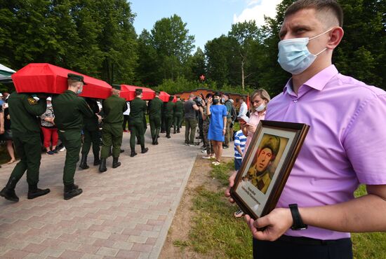 Церемония перезахоронения красноармейцев, погибших в битве в Подмосковье 