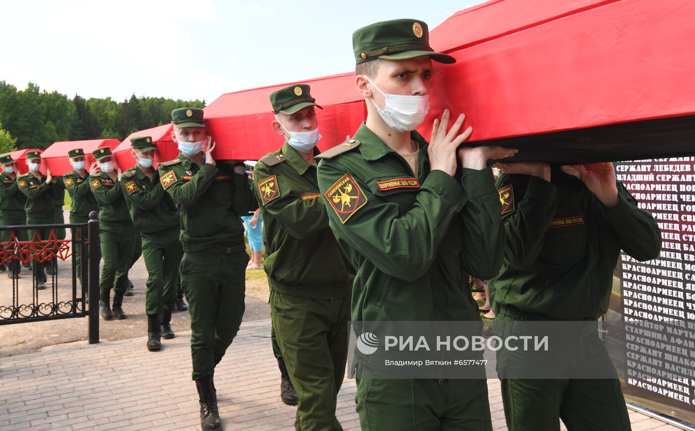 Церемония перезахоронения красноармейцев, погибших в битве в Подмосковье 