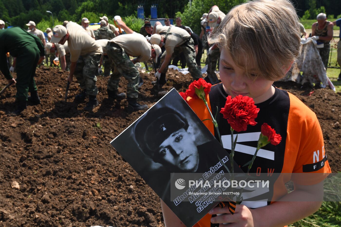 Церемония перезахоронения красноармейцев, погибших в битве в Подмосковье 