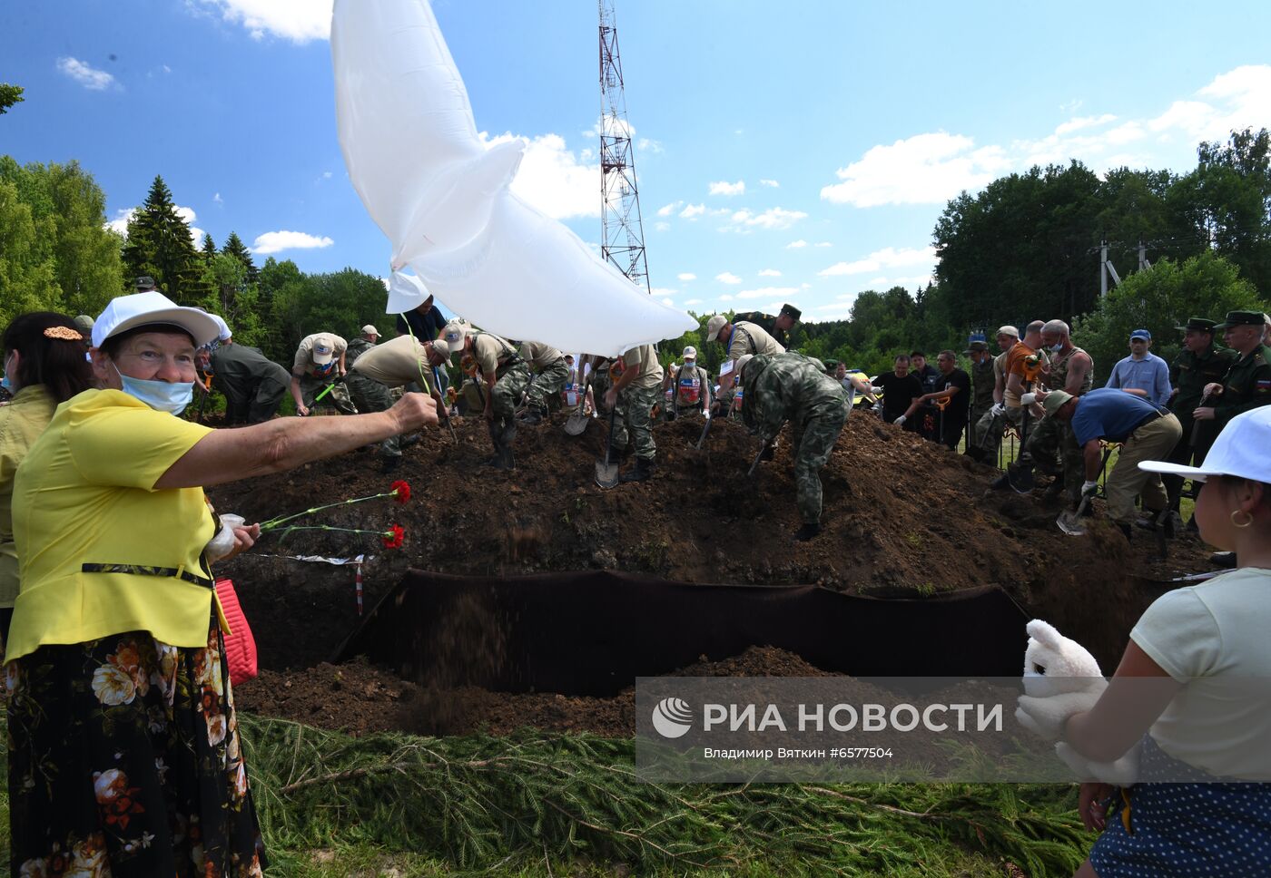 Церемония перезахоронения красноармейцев, погибших в битве в Подмосковье 