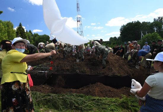Церемония перезахоронения красноармейцев, погибших в битве в Подмосковье 