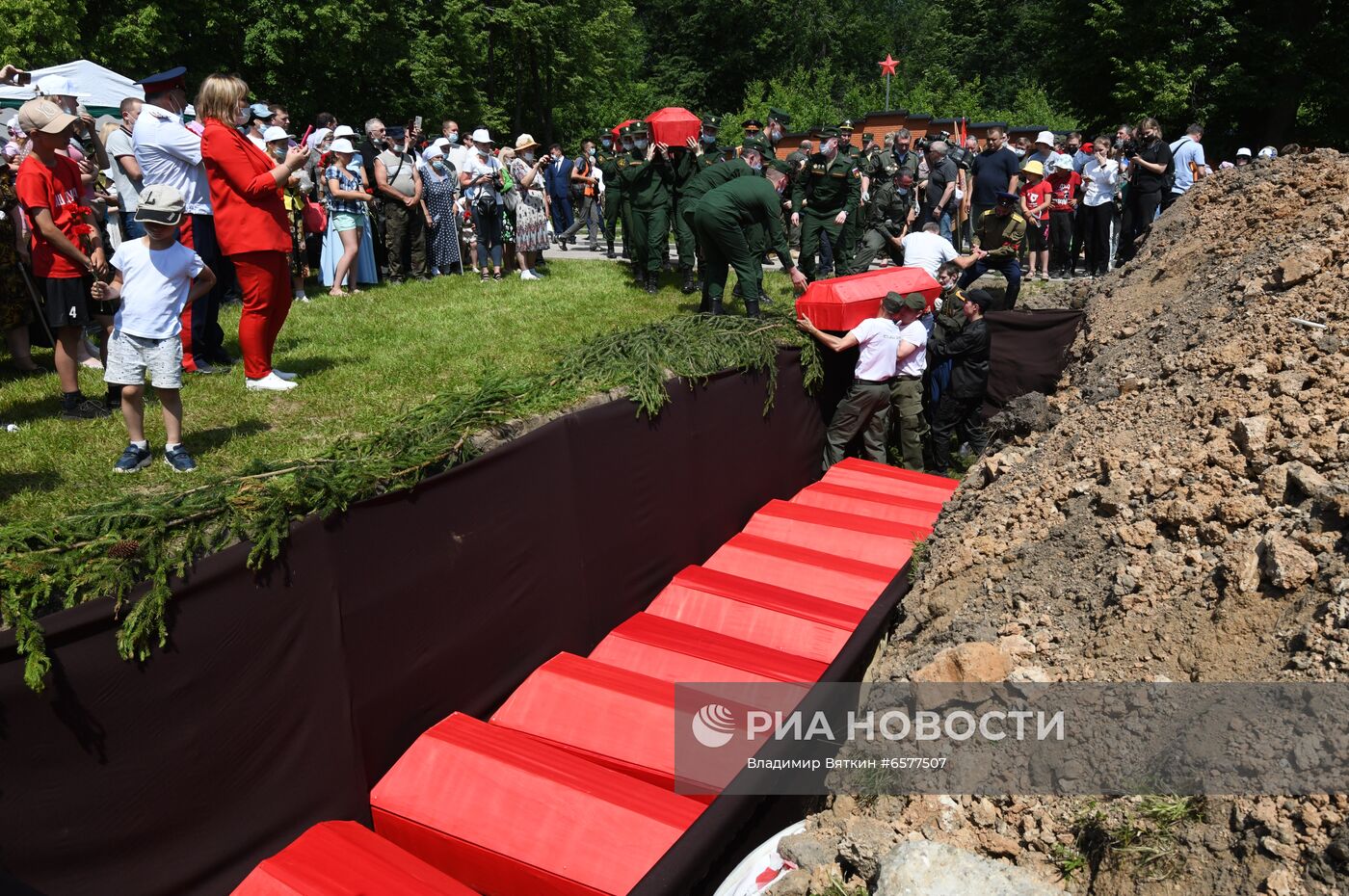 Церемония перезахоронения красноармейцев, погибших в битве в Подмосковье 