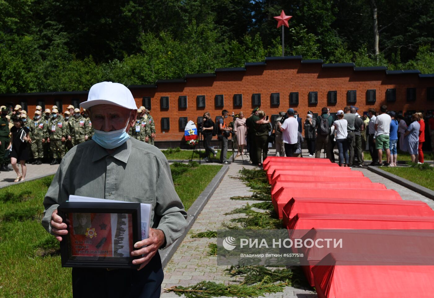 Церемония перезахоронения красноармейцев, погибших в битве в Подмосковье 
