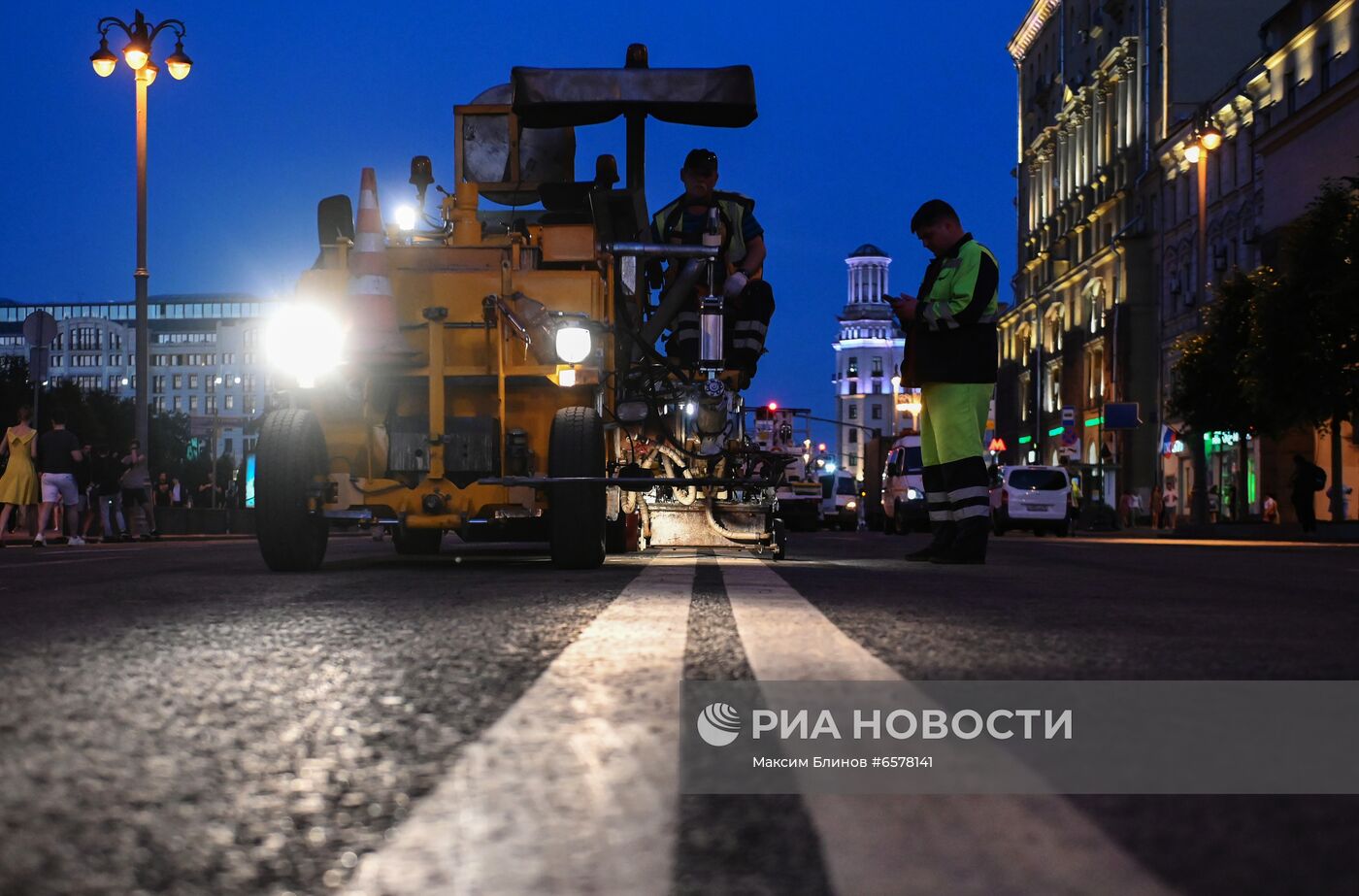 Нанесение разделительной разметки на Тверской улице