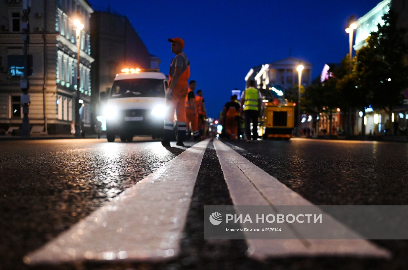 Нанесение разделительной разметки на Тверской улице