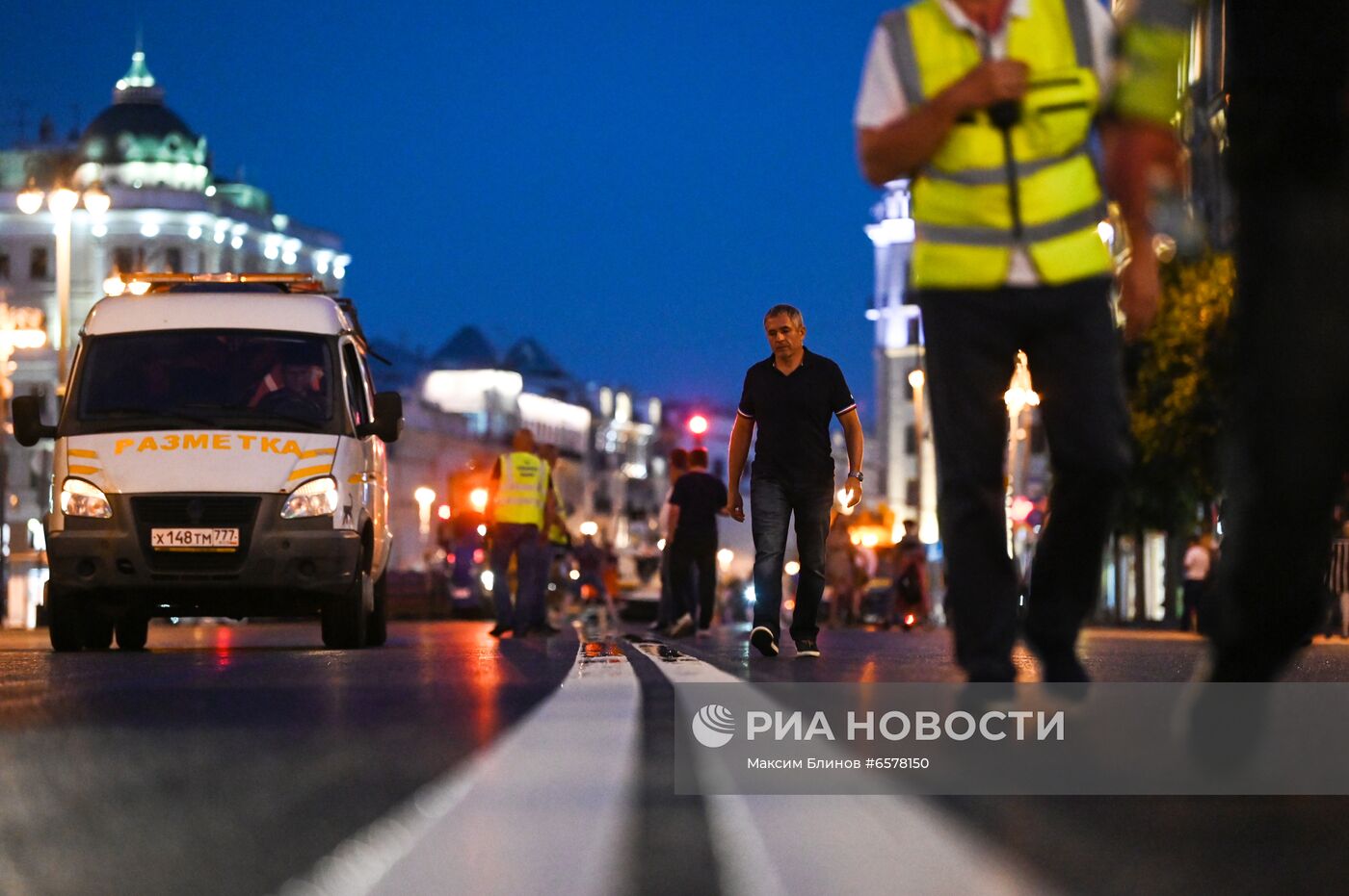 Нанесение разделительной разметки на Тверской улице