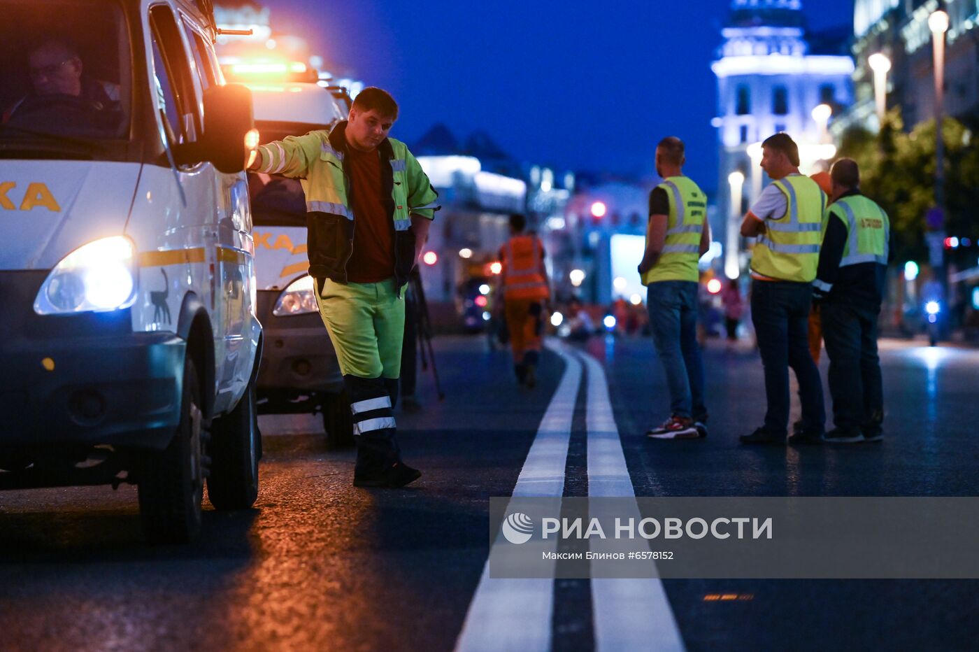 Нанесение разделительной разметки на Тверской улице