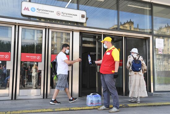 Раздача бутилированной воды пассажирам Московского метро