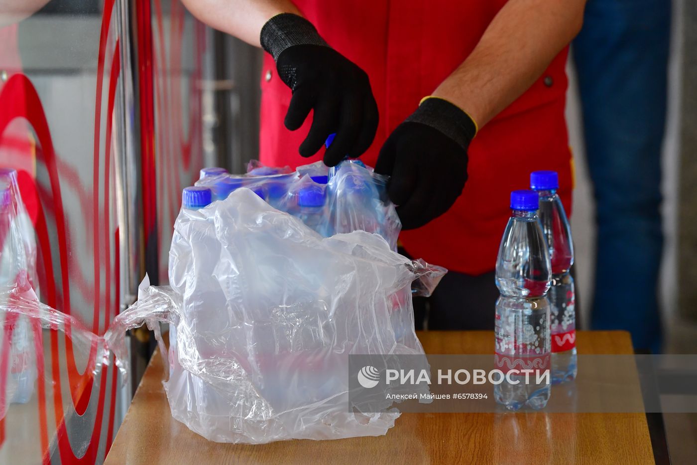Раздача бутилированной воды пассажирам Московского метро