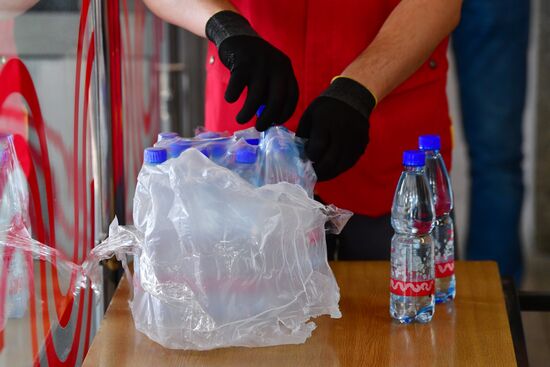 Раздача бутилированной воды пассажирам Московского метро