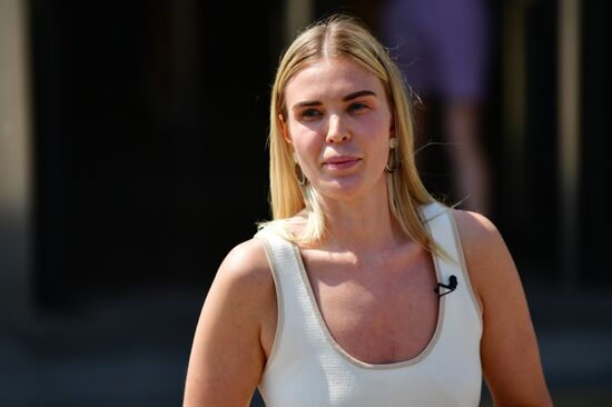 Раздача бутилированной воды пассажирам Московского метро