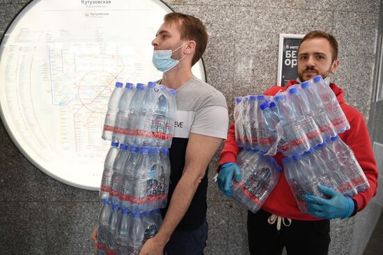 Раздача бутилированной воды пассажирам Московского метро