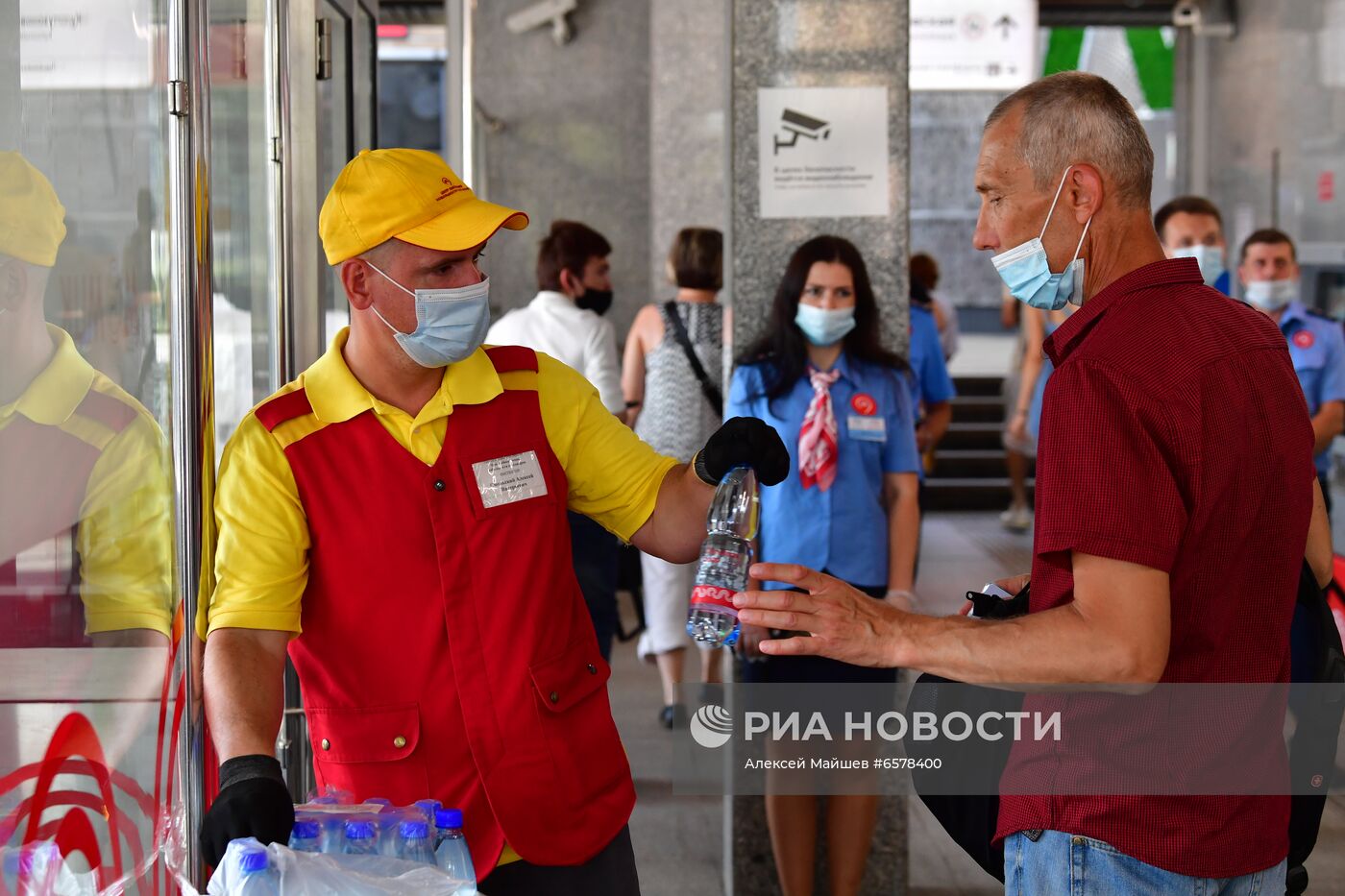Раздача бутилированной воды пассажирам Московского метро