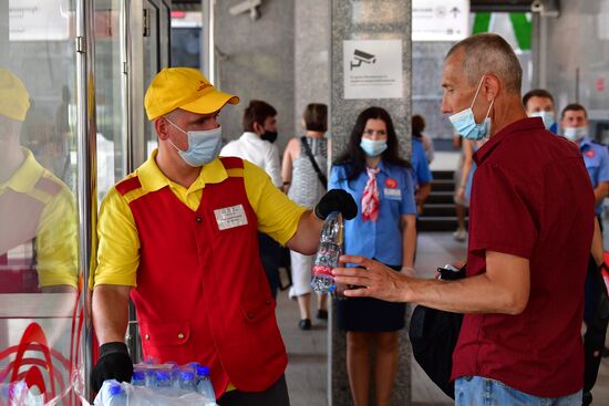 Раздача бутилированной воды пассажирам Московского метро