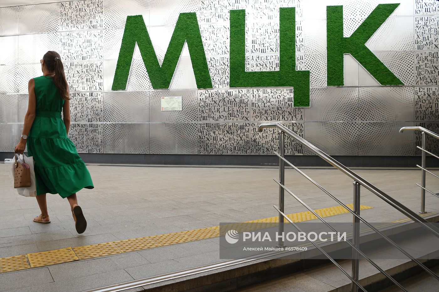 Раздача бутилированной воды пассажирам Московского метро