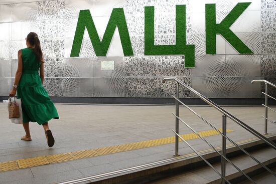 Раздача бутилированной воды пассажирам Московского метро