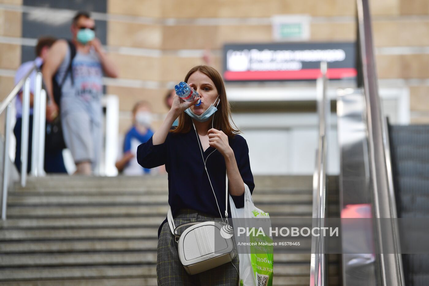 Раздача бутилированной воды пассажирам Московского метро