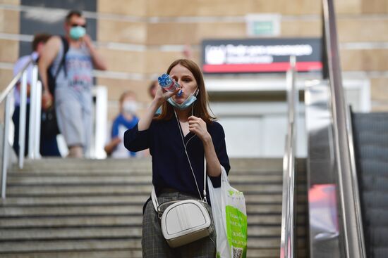 Раздача бутилированной воды пассажирам Московского метро