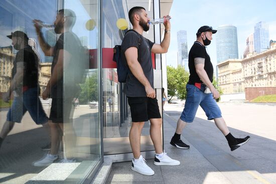 Раздача бутилированной воды пассажирам Московского метро