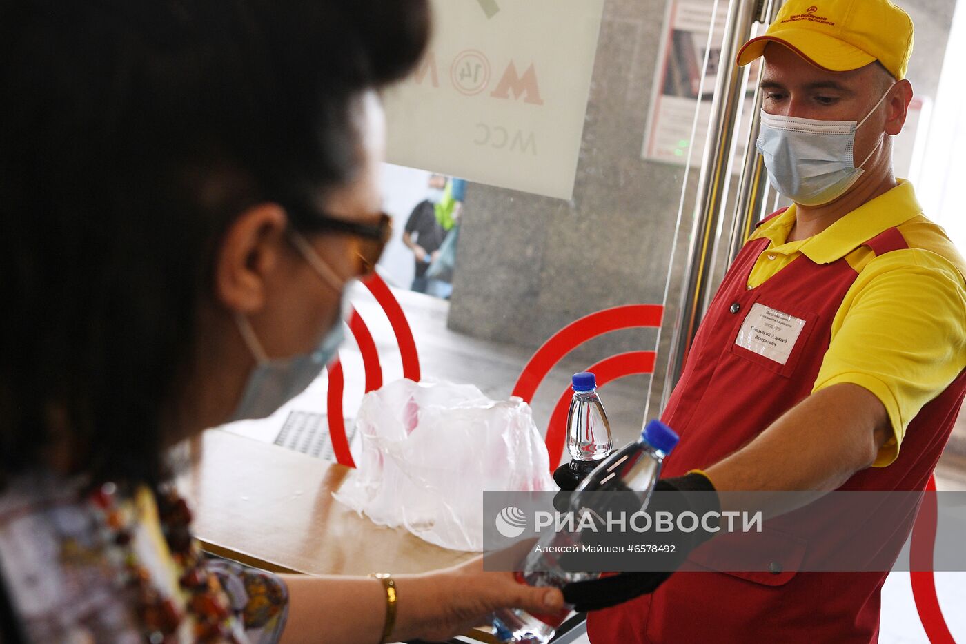 Раздача бутилированной воды пассажирам Московского метро