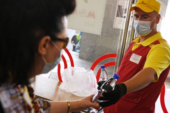 Раздача бутилированной воды пассажирам Московского метро