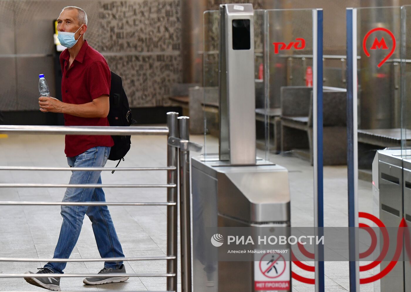 Раздача бутилированной воды пассажирам Московского метро