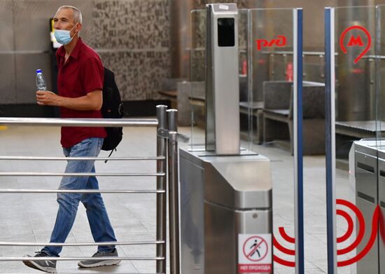 Раздача бутилированной воды пассажирам Московского метро