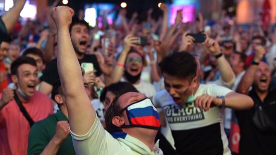 Просмотр матчей ЧЕ-2020 по футболу в фан-зоне Санкт-Петербурга