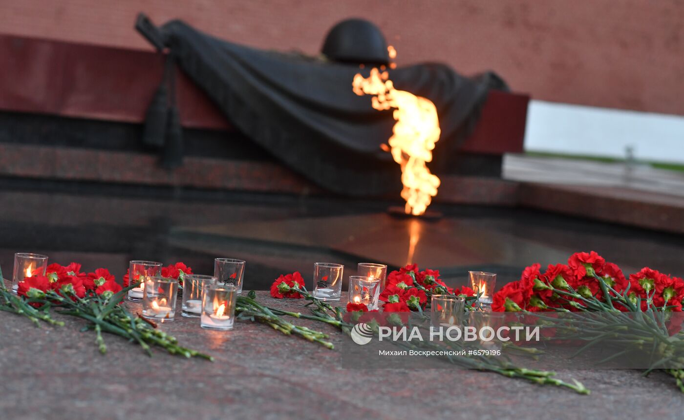 Акция "Вахта памяти. Вечный огонь" в Александровском саду