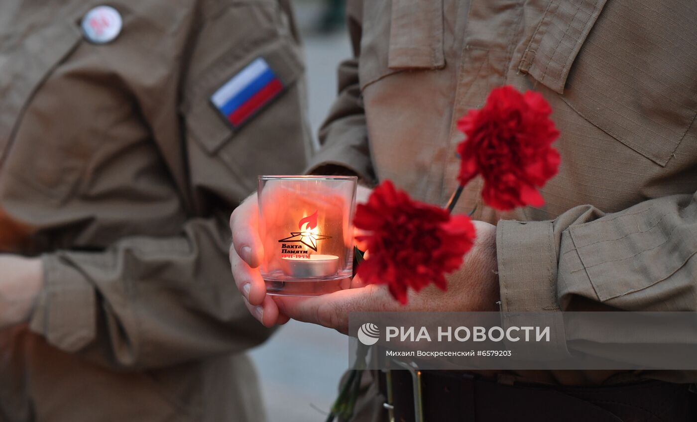 Акция "Вахта памяти. Вечный огонь" в Александровском саду