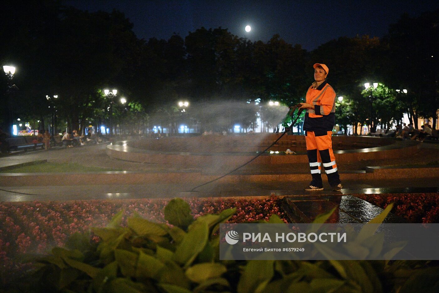 Коммунальные службы поливают цветники в Москве