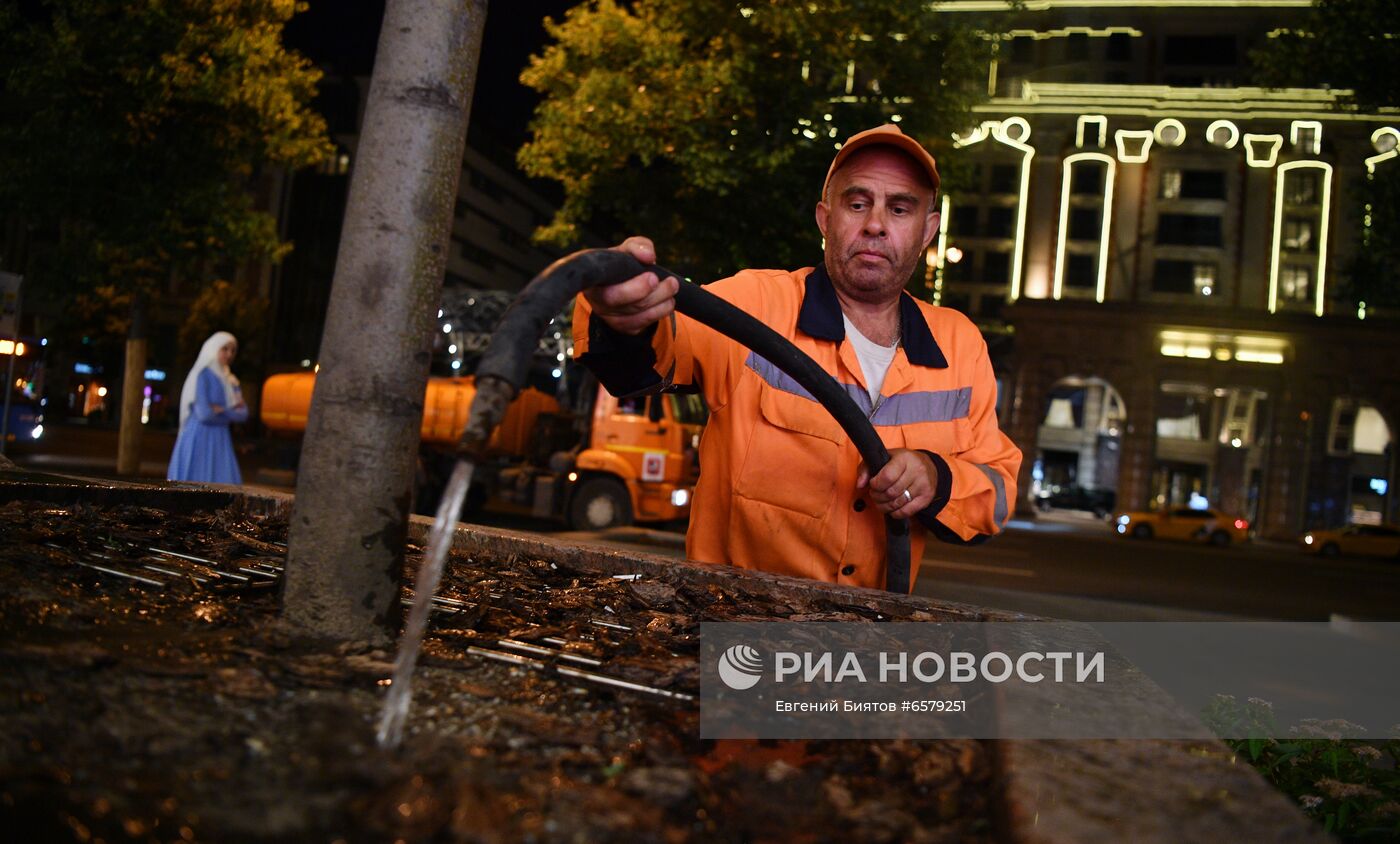 Коммунальные службы поливают цветники в Москве