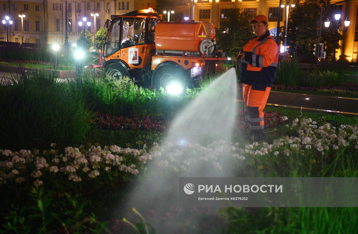 Коммунальные службы поливают цветники в Москве
