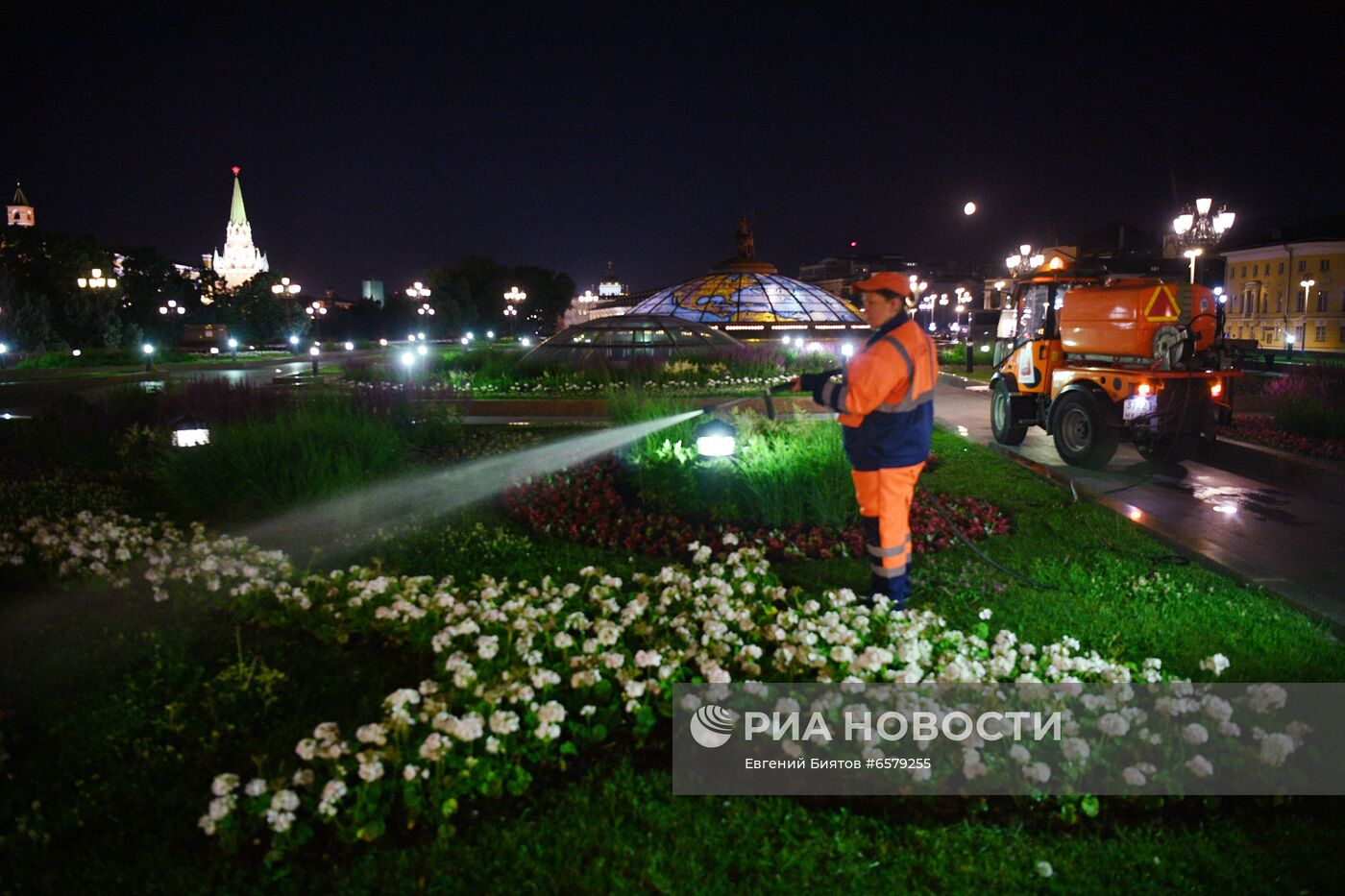 Коммунальные службы поливают цветники в Москве