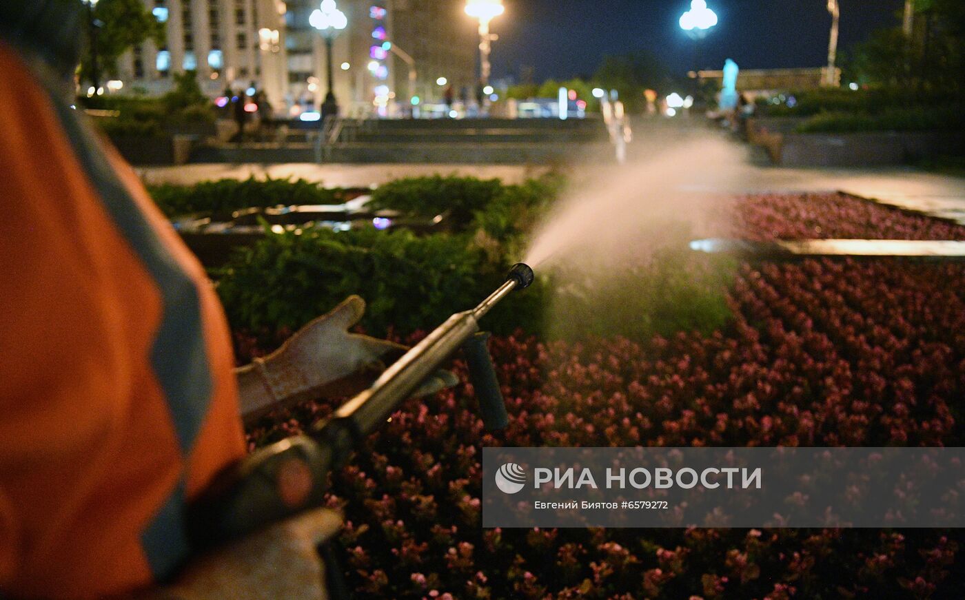 Коммунальные службы поливают цветники в Москве
