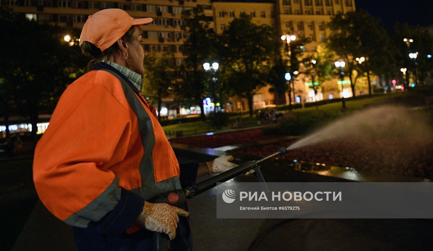 Коммунальные службы поливают цветники в Москве