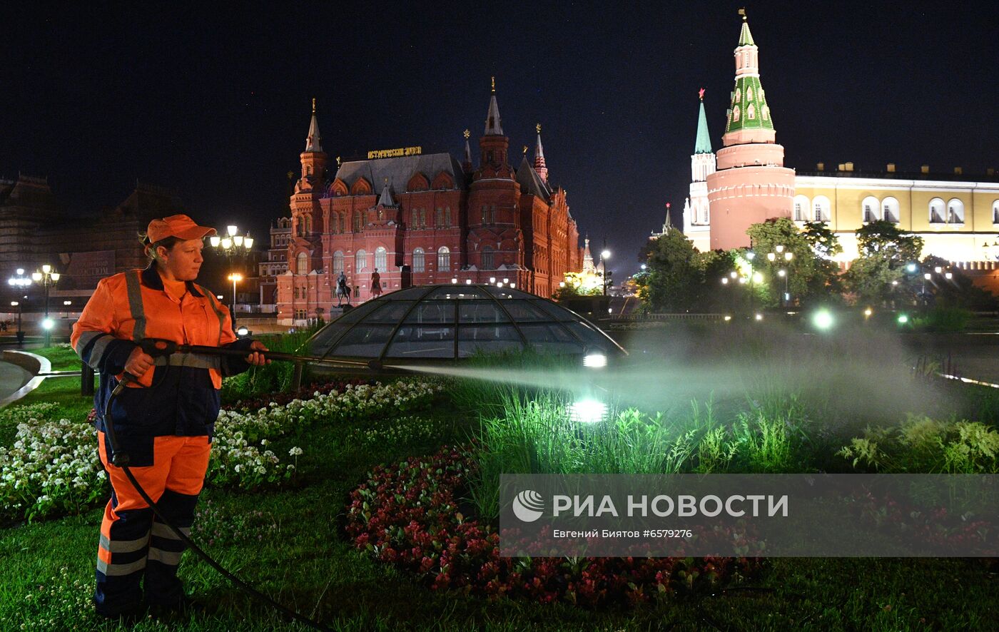 Коммунальные службы поливают цветники в Москве Коммунальные службы поливают цветники в Москве