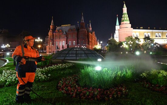 Коммунальные службы поливают цветники в Москве Коммунальные службы поливают цветники в Москве