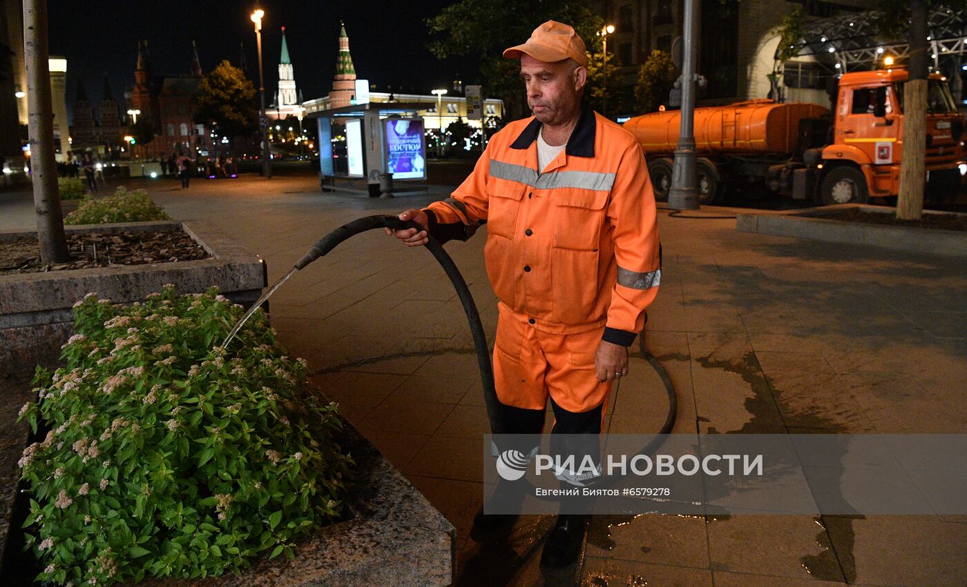 Коммунальные службы поливают цветники в Москве