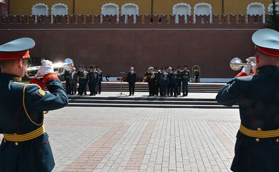 Президент РФ В. Путин принял участие в церемонии возложения венков к Могиле Неизвестного Солдата