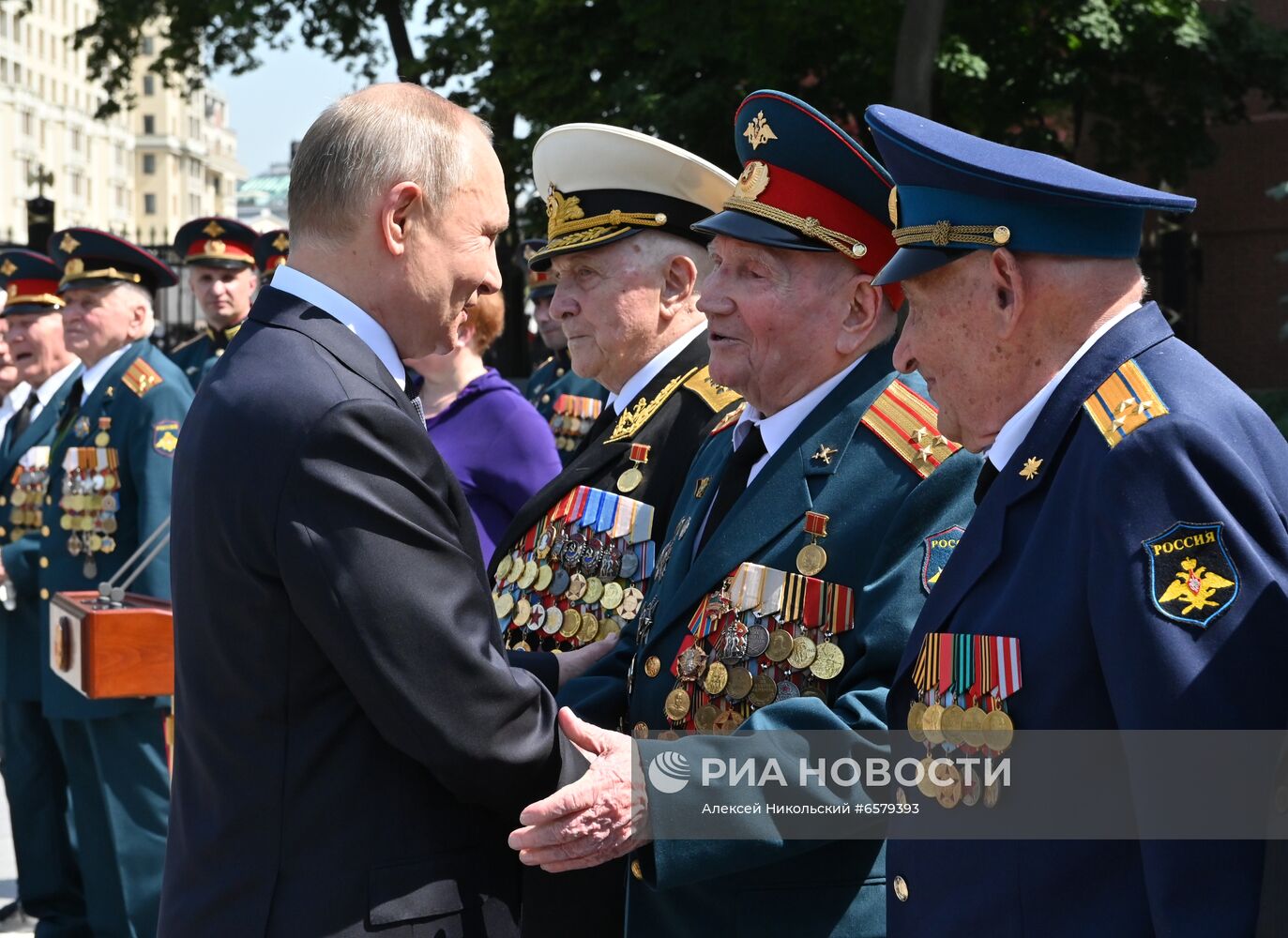 Президент РФ В. Путин принял участие в церемонии возложения венков к Могиле Неизвестного Солдата