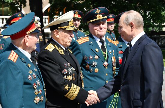 Президент РФ В. Путин принял участие в церемонии возложения венков к Могиле Неизвестного Солдата