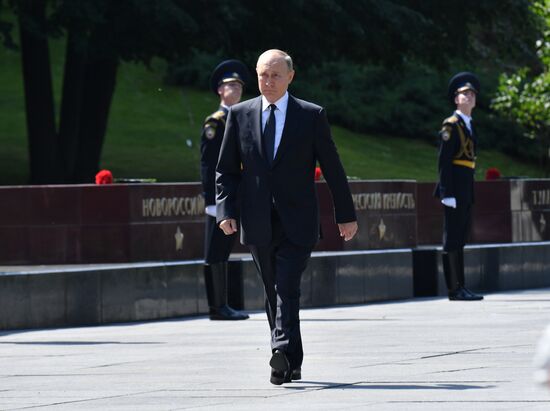 Президент РФ В. Путин принял участие в церемонии возложения венков к Могиле Неизвестного Солдата
