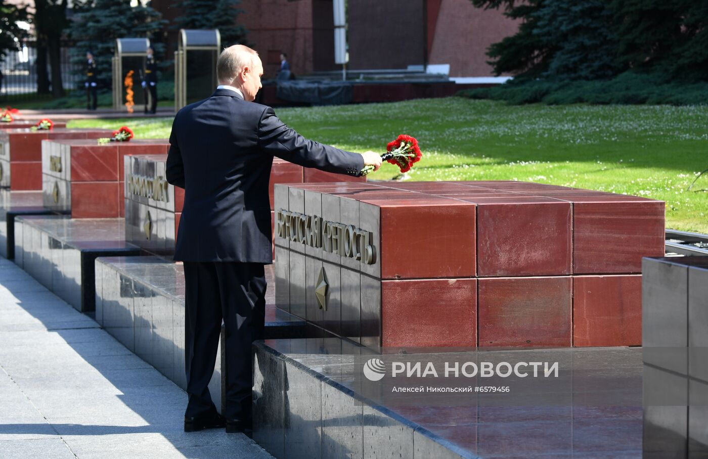 Президент РФ В. Путин принял участие в церемонии возложения венков к Могиле Неизвестного Солдата