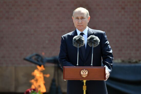 Президент РФ В. Путин принял участие в церемонии возложения венков к Могиле Неизвестного Солдата
