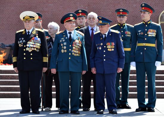Президент РФ В. Путин принял участие в церемонии возложения венков к Могиле Неизвестного Солдата